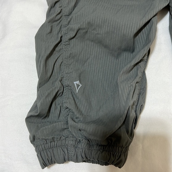 Ivivva by Lululemon Live To Move Crops Slate Heathered Grey Ruched Joggers - Picture 8 of 11